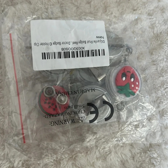 🍉Host Pick!🍓 6pcs Fruit Theme Retractable Badge Holders - Picture 7 of 7